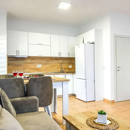 Golden Bay E51 Apartman *