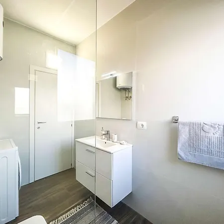 Golden Bay E51 Apartman *