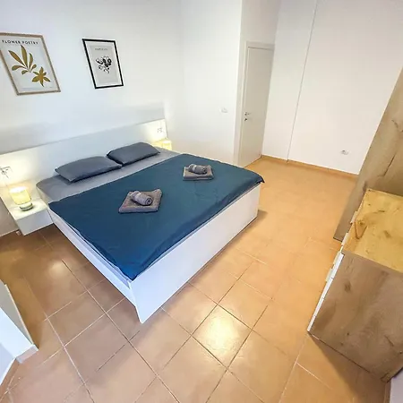Golden Bay E51 *